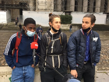 Pirly (16), Simon (16) en Alexandre (17) voor het Justitiepaleis.