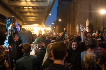 Op zaterdag 8 mei 2021 mochten de terrassen opnieuw openen na de verplichte sluiting van cafés en restaurants in oktober 2020. Het Heilig Kruisplein aan het Flageygebouw liep 's avonds vol met feestende jongeren na een facebook oproep.