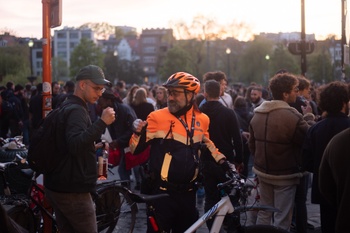 Op zaterdag 8 mei 2021 mochten de terrassen opnieuw openen na de verplichte sluiting van cafés en restaurants in oktober 2020. Het Heilig Kruisplein aan het Flageygebouw liep 's avonds vol met jongeren na een facebook oproep om te komen feesten.