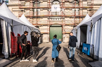 De tenten waar bezoekers een test lieten afnemen voorafgaand aan de voorstelling in de KVS.