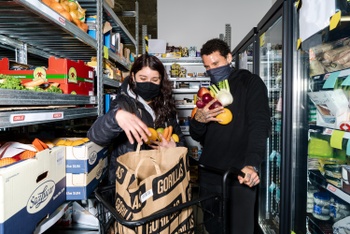 Gorillas-medewerkers in een warenhuis.