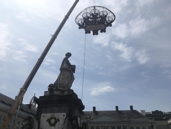 De attractie torent uit boven het nationaal monument.