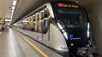 Foto van de nieuwste metrotrein van de MIVB aan het perron in een metrostation