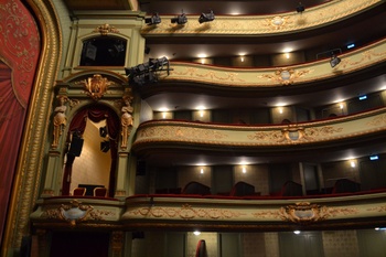 Het Théâtre Royal du Parc bevindt zich in het Brusselse Warandepark, aan de kant van de Wetstraat. 