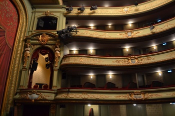 Het Théâtre Royal du Parc bevindt zich in het Brusselse Warandepark, aan de kant van de Wetstraat.