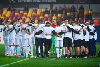 De spelers droegen een zwarte rouwband en een wit shirt met daarop de boodschap 'courage coach'. Voor aftrap hielden ze in een cirkel rond Mazzu een ingetogen minuut stilte.