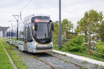 Een foto van een nieuwe MIVB-tram op de sporen in de stelplaats in Haren