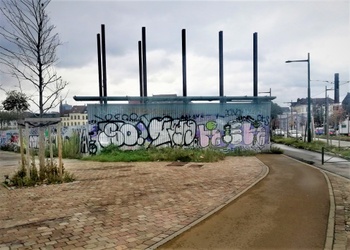 19 oktober 2021: het reclamebord aan de Ninoofsepoort, dat er sinds 2003 stond zonder vergunning, wordt afgebroken.