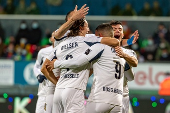 De spelers van Union vieren het openingsdoelpunt van Deniz Undav.