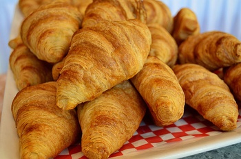 640px-apileofcroissants.jpg