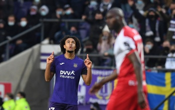 Zirkzee viert zijn negende doelpunt in Anderlecht-loondienst.