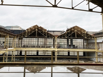 Kanal-Pompidou wil zoveel mogelijk het industieel erfgoed bewaren. Op drie plaatsen in de voormalige ateliers wordt het dak opengewerkt om er gebouwen neer te zetten. 
