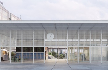 Een simulatiebeeld van het nieuwe treinstation van Etterbeek, met een helder, wit stationsgebouw