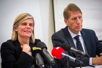 20220223_29 april 2016 professor Caroline Pauwels en Paul De Knop, de aftredende rector van de VUB tijdens de rectorverkiezing die Pauwels won Vrije Universiteit Brussel_(c)_Belgaimage