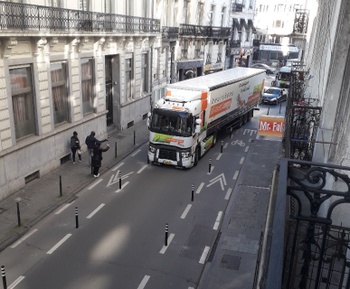 bogaardenstraat paaltjes fietspaden vrachtwagen.jpg