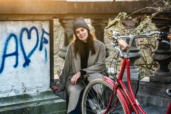 2022-02-13_singles_Naomi Sluijs_alleenstaanden in Brussel_rode fiets