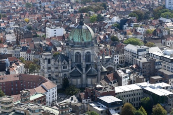 Een luchtfoto met centraal in beeld de Koninklijke Sint-Mariakerk in Schaarbeek