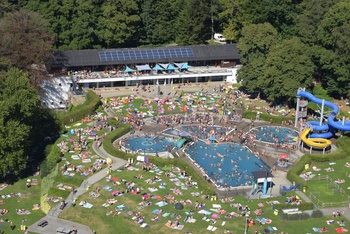 Het openluchtzwembad in het Provinciaal Domein van Huizingen tijdens de hittegolf in de zomer van 2016