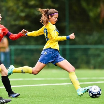 Voetbalster Ryana Meylemans schopt tegen de bal