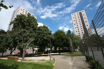 De woontorens met het sportterrein aan de Jacques Francksquare in augustus 2014