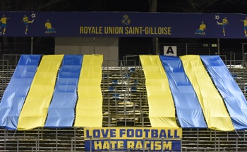 Een anti-racistische banner in de tribunes van Union. 