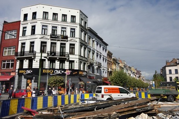 Het Liedtsplein in Schaarbeek, met links Koninginnelaan en rechts de Paleizenstraat