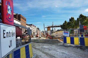 De toegang van de werf van Metro 3 op de Jamarlaan, tussen het Baraplein en de Kleine Ring