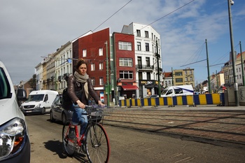 Een vrouw op de fiets op de Koninginnelaan, ter hoogte van het Liedtsplein in Schaarbeek