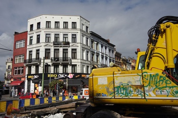 Het Liedtsplein in Schaarbeek, met rechtdoor de Paleizenstraat. Hier wordt gewerkt aan de sporen en aan de voorbereidingen van de toekolstige metrolijn 3