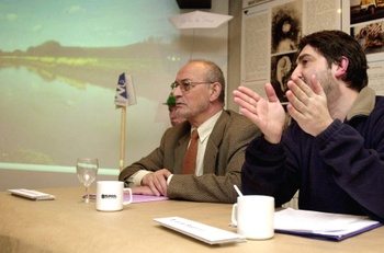 Karel Anthierens (1935-2022), hier in 2002 tijdens een vergadering van de vzw vzw Zennesenne met een mok van Brussel Deze Week