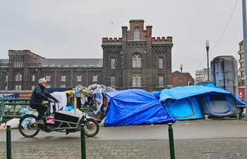 435eb539-03422245-20230120asielzoekers-een-geimproviseerd-tentenkamp-aan-de-brug-over-het-kanaal-bij.jpg