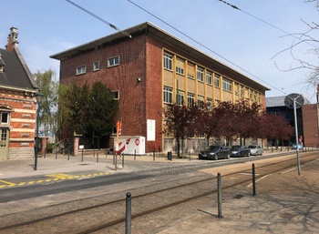 De NMBS wil haar erfgoedafdeling verhuizen van de Frankrijkstraat naar dit gebouw naast Train World en het station van Schaarbeek