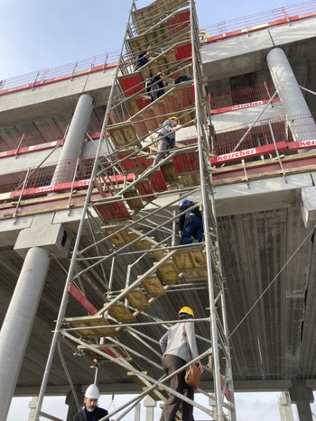 Manufakture in de steigers in februari 2023