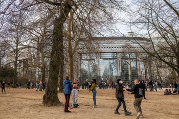 Het Paul-Henri Spaakgebouw in Brussel moet de concurrentie aangaan met Straatsburg. Een renovatie dringt zich op, maar zal veel geld kosten