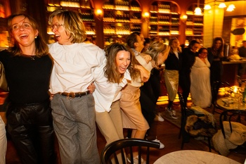 Dansen in Brussel: een uitbundige sfeer in restaurant Le Conteur in de Kiekenmarkt.