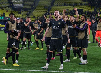 16 maart 2023: Zeno Debast viert met RSC Anderlecht na de uitwedstrijd tegen het Spaanse Villarreal in de 1-16de finale van de UEFA Europa Conference League