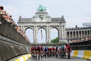 Peloton onder triomfboog Jubelpark tijdens Tour de France 2019