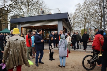 28 april 2023: officiële opening van de kiosk L'écluse in het park aan de Ninoofsepoort