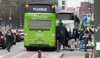 Op de plek waar fietskoerier Sultan Zadran overleed na een aanrijding door een Flixbus is de situatie nog altijd even gevaarlijk