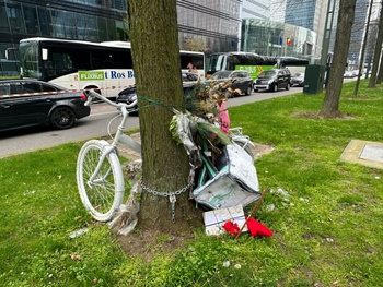 Op de plek waar fietskoerier Sultan Zadran overleed na een aanrijding door een Flixbus is de situatie nog altijd even gevaarlijk