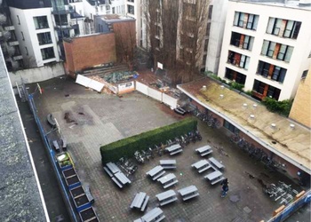 De speelplaats van Mabo in de Moutstraat, voor de geplande heraanleg in augustus 2023, uit de projectfiche van de aannemer