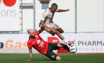 Jonathan Heris (RWDM) en Rafik Belghali (KV Mechelen)