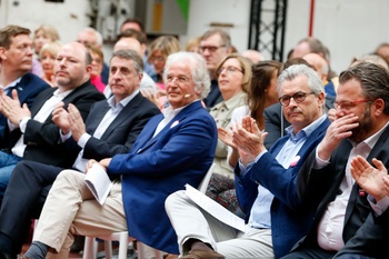 Olivier Maingain, Didier Gosuin en Bernard Clerfayt tijdens een verkiezingsbijeenkomst van Défi op 18 mei 2019