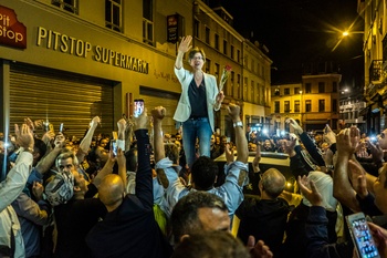 Catherine Moureaux op 14 oktober 2018 na haar eclatante overwinning bij de gemeenteraadsverkiezingen in de straten van Sint-Jans-Molenbeek