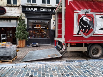 24 januari 2024: een vrachtwagen van de brouwer levert 's ochtends vroeg bij Bar des Amis in de Sint-Katelijnestraat.