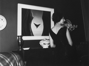 De surrealistische schilder Jane Graverol voor een van haar meesterwerken: L’esprit saint, uit de jaren 1960