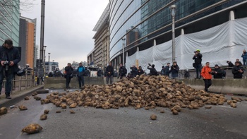 2024-03-26-Boerenprotest-Boer kiepert bieten uit voor politieblokkade