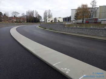 De voor Neo nieuw aangelegde verbindingsweg op de Heizel stopt achter de bocht aan de Romeinsesteenweg