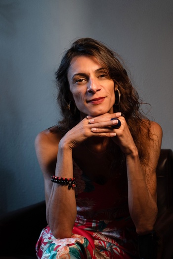 In Manifesto transpofágico toont en bespreekt de Braziliaanse theatermaker en actrice Renata Carvalho haar translichaam