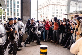 De politie grijpt in net na de pro-Palestijnse betoging aan de Amerikaanse ambassade, vrijdag 31 mei.